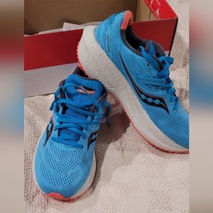 Saucony Triumph 9.5 Tennis Shoes